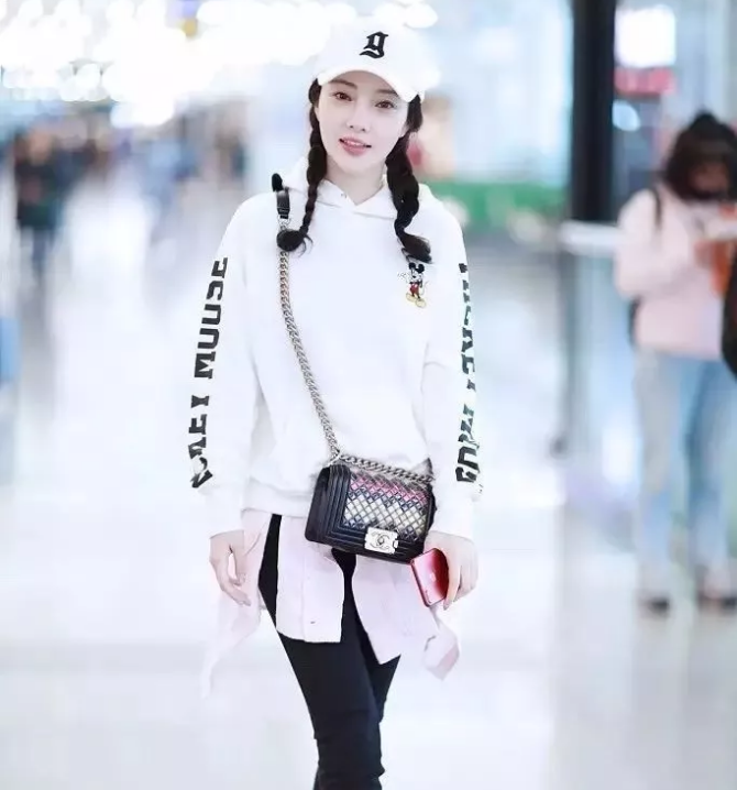 今年秋冬最chic！原來短發(fā)和帽子這么配?。? border=