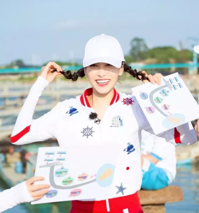 今年秋冬最chic！原來短發(fā)和帽子這么配?。? border=