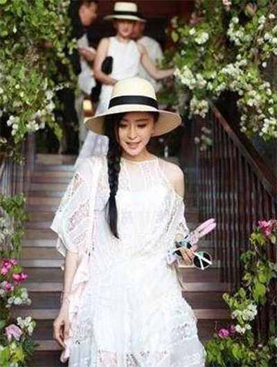 看看女星們花式戴草帽的帽子戲法！