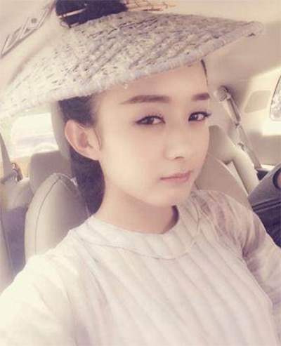 看看女星們花式戴草帽的帽子戲法！